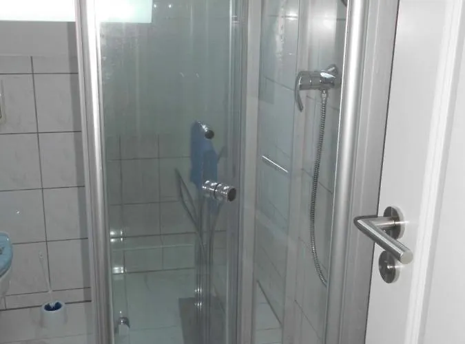 Mit Schallschutz Und Parkplatz